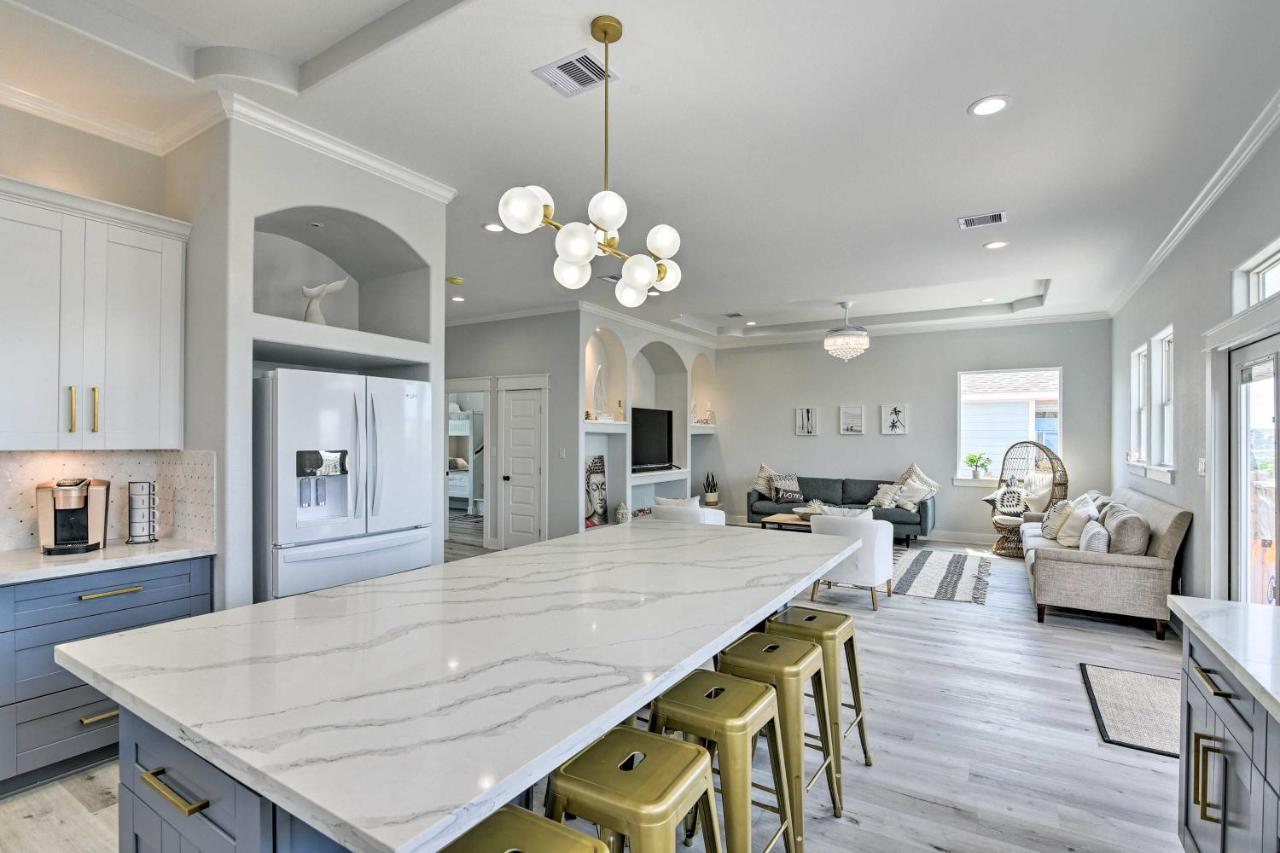 Chic Crystal Beach Escape With Deck - Walk To Beach! Bolivar Peninsula Dış mekan fotoğraf